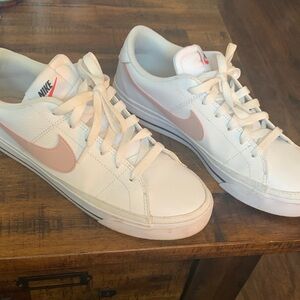 Nike Women's Court Legacy Low Sneakers white/light pink